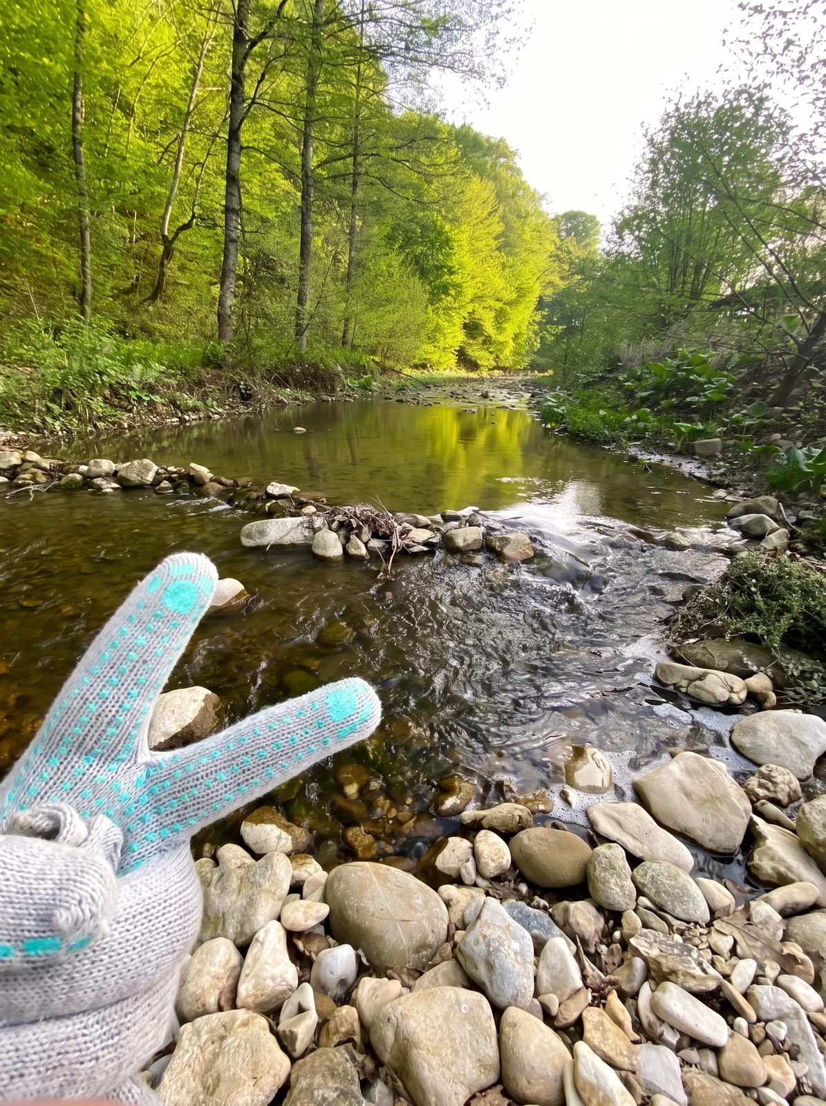 Май, камни у воды
